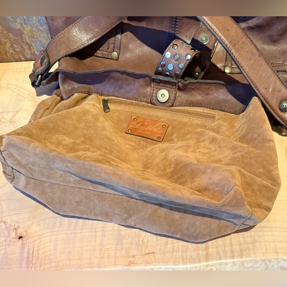 Patricia Nash Cobblestone Urbino shoulderbag. Studded strap closure, distressed - Picture 15 of 16